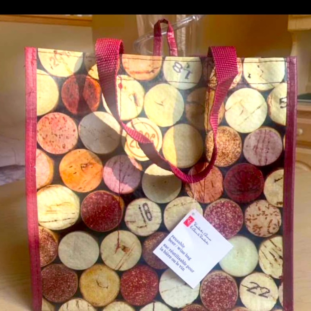🎉 3/$20🎉Reusable beer/wine Bag
Slots hold 6 bottles of wine or 6 beer.